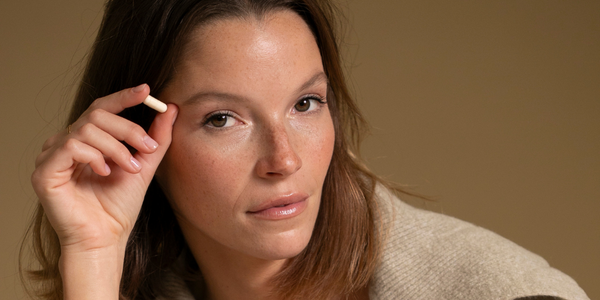 jeune femme tenant une gelule